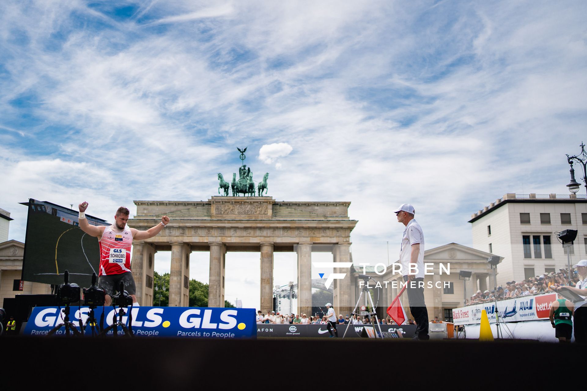 Leon Schwoebel (LG Rhein-Wied) beim Kugelstossen waehrend der deutschen Leichtathletik-Meisterschaften auf dem Pariser Platz am 24.06.2022 in Berlin